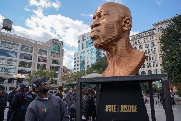 A Bust of George Floyd Was Vandalized by a Skateboarder in
Union Square 1