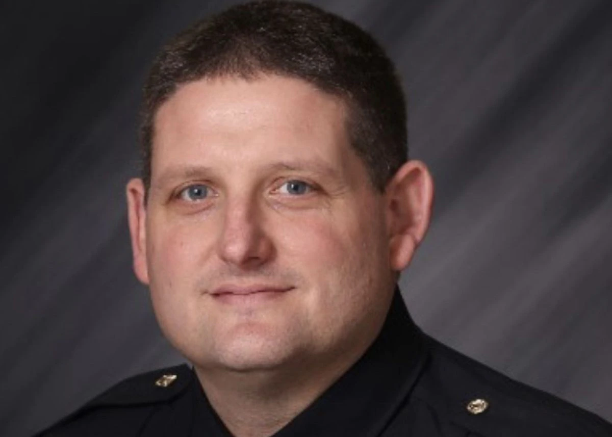 Indianapolis police officer facing felony charges for
kicking handcuffed man in the head amid arrest 1 Indianapolis police officer facing felony charges for
kicking handcuffed man in the head amid arrest 1