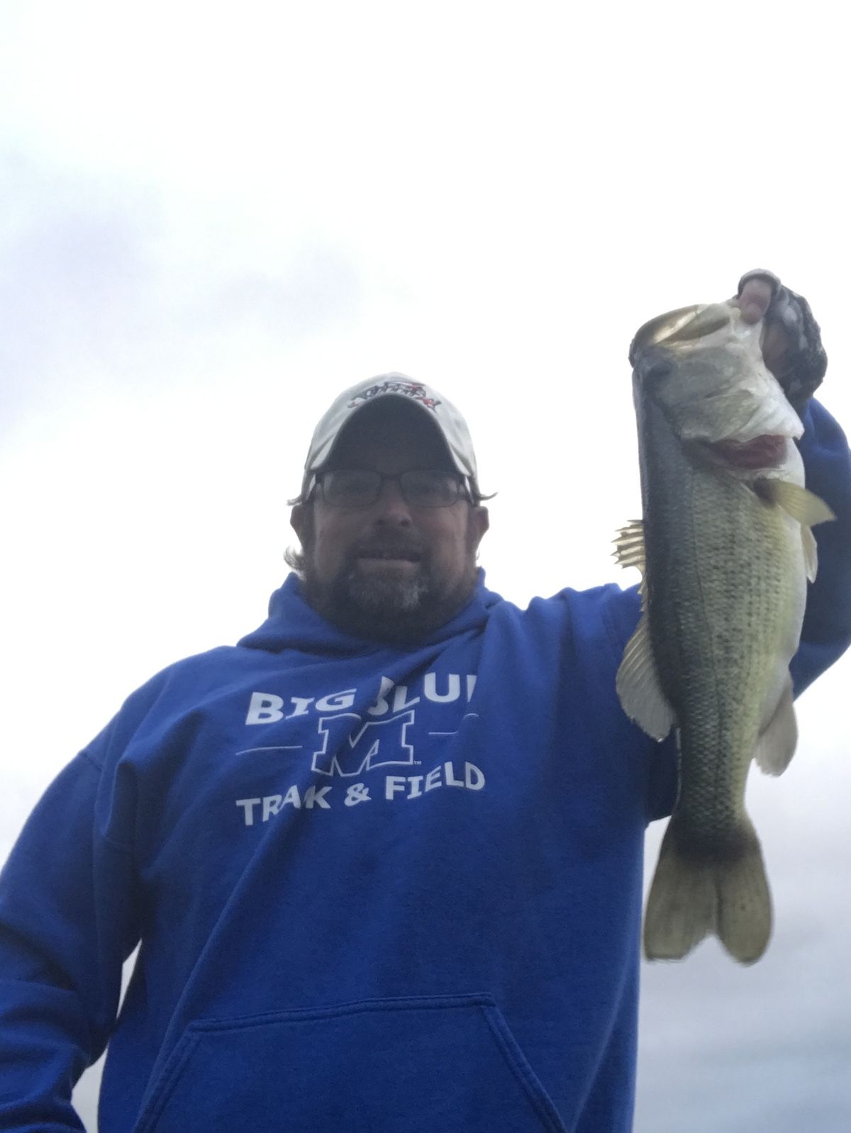 Chicago fishing, Midwest Fishing Report: Shoreline salmon,
nice blues, waiting on fall feed, trout opener 1