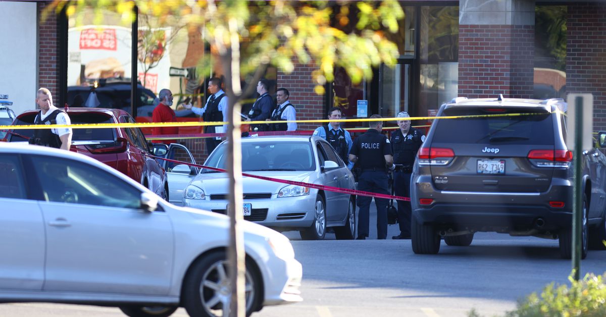 Man charged with shooting Chicago police officer in the face
after kidnapping woman 1
