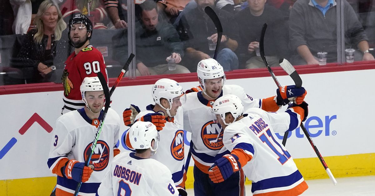 Blackhawks unravel against Islanders in home opener 1