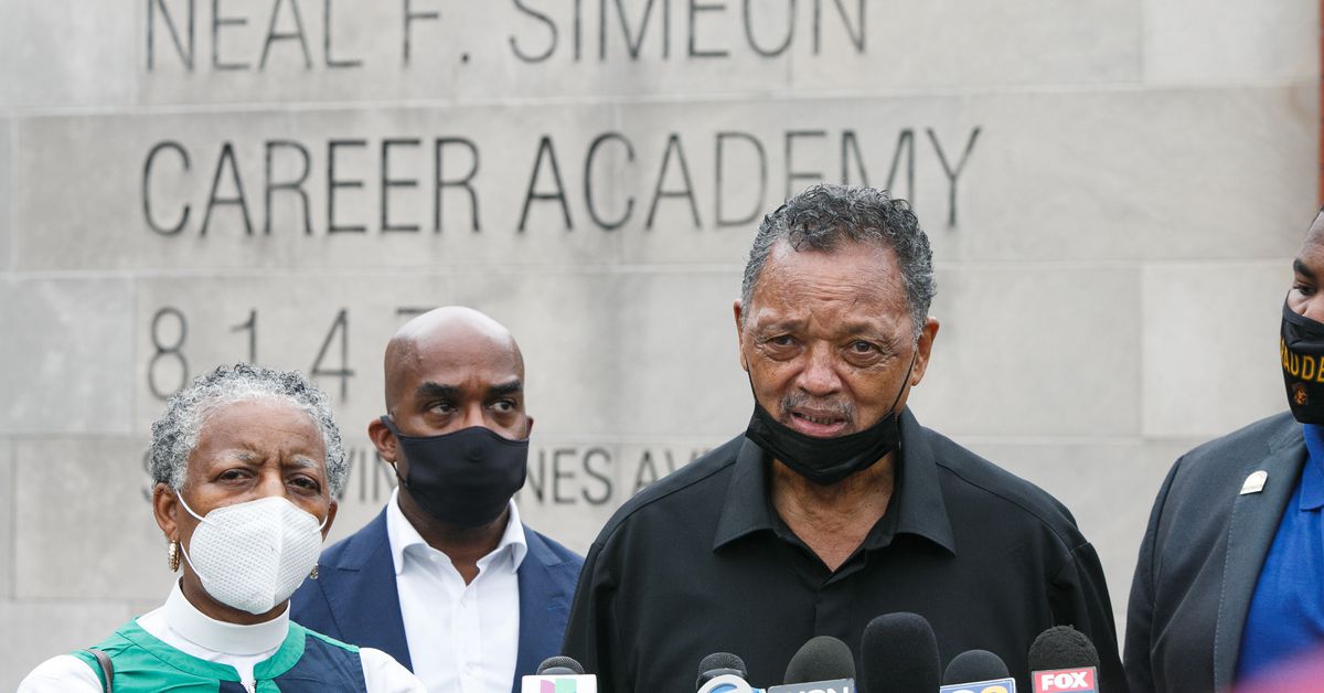 Rev. Jesse Jackson meets with Simeon students still mourning
shooting deaths of two classmates 1