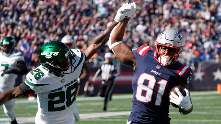 Jonnu Smith, Dont’a Hightower among 14 Patriots questionable
for Sunday’s game vs. Chargers 1