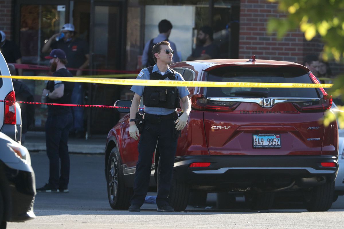 Chicago police officer shot on Near North Side 1