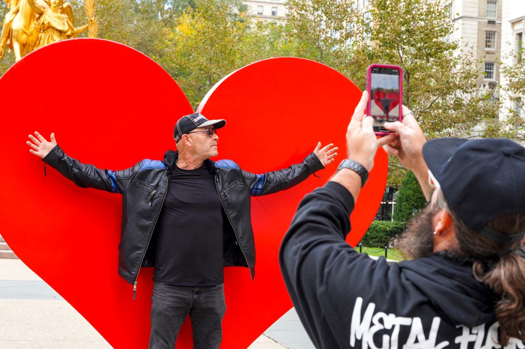 NYC removes COVID-19 heart sculpture despite giving artist
$4K grant 1