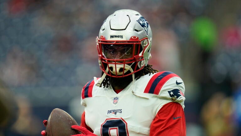 Patriots’ Matthew Judon wins over Donovan Mitchell with red
sleeves 1