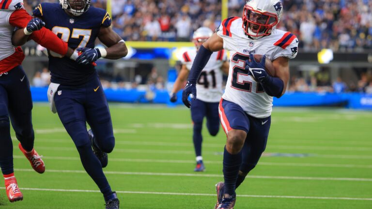 There was a familiar look to the Patriots victory over the
Chargers, perhaps from 20 years ago? 1