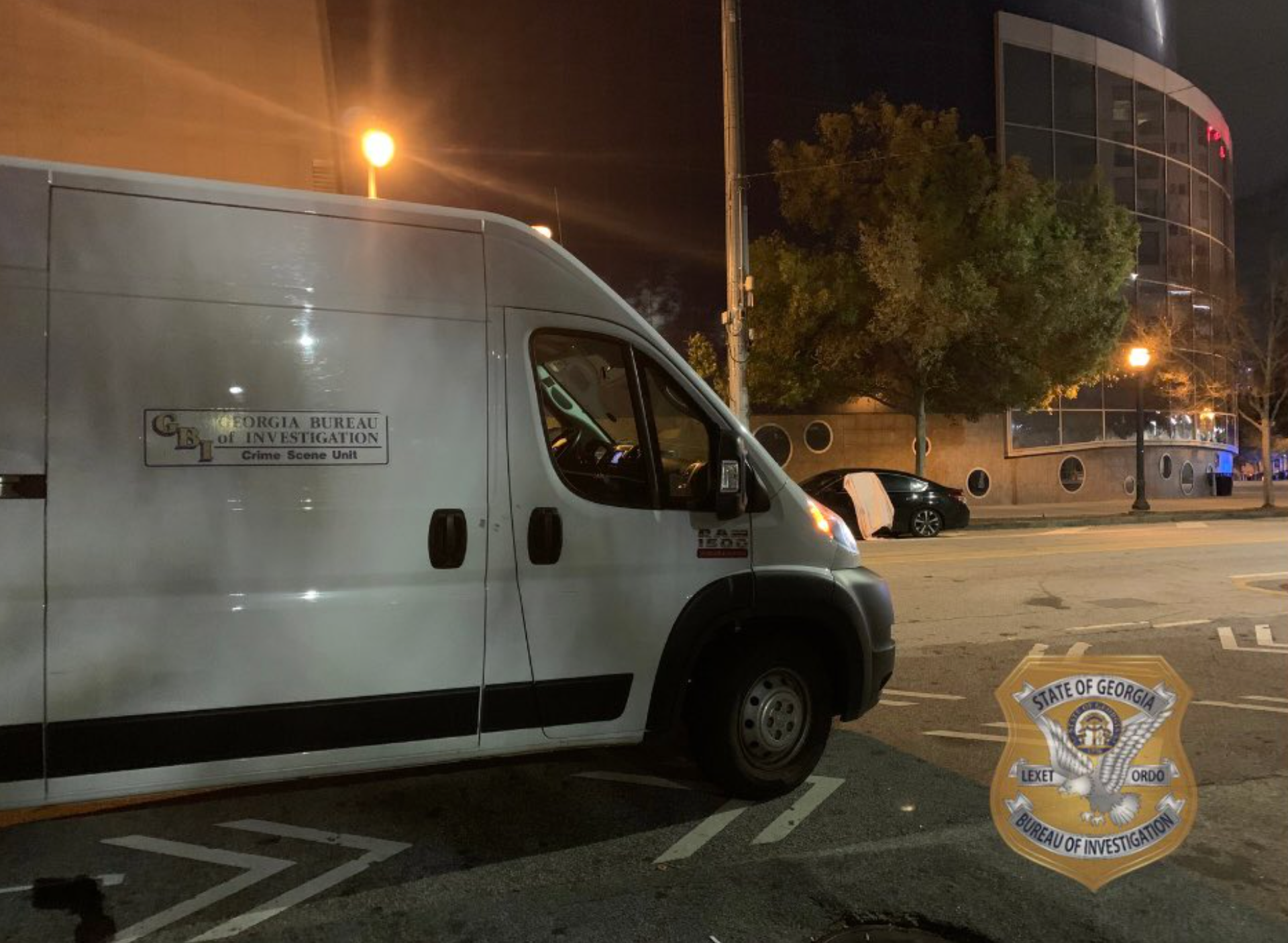 Police officer wounded, man killed in Downtown
shootout 1