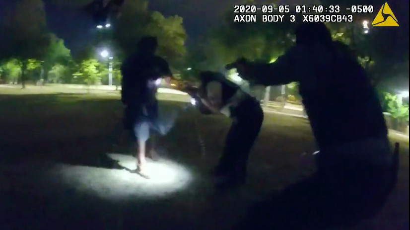 Chicago police officers honored for stopping a
knife-wielding man 1