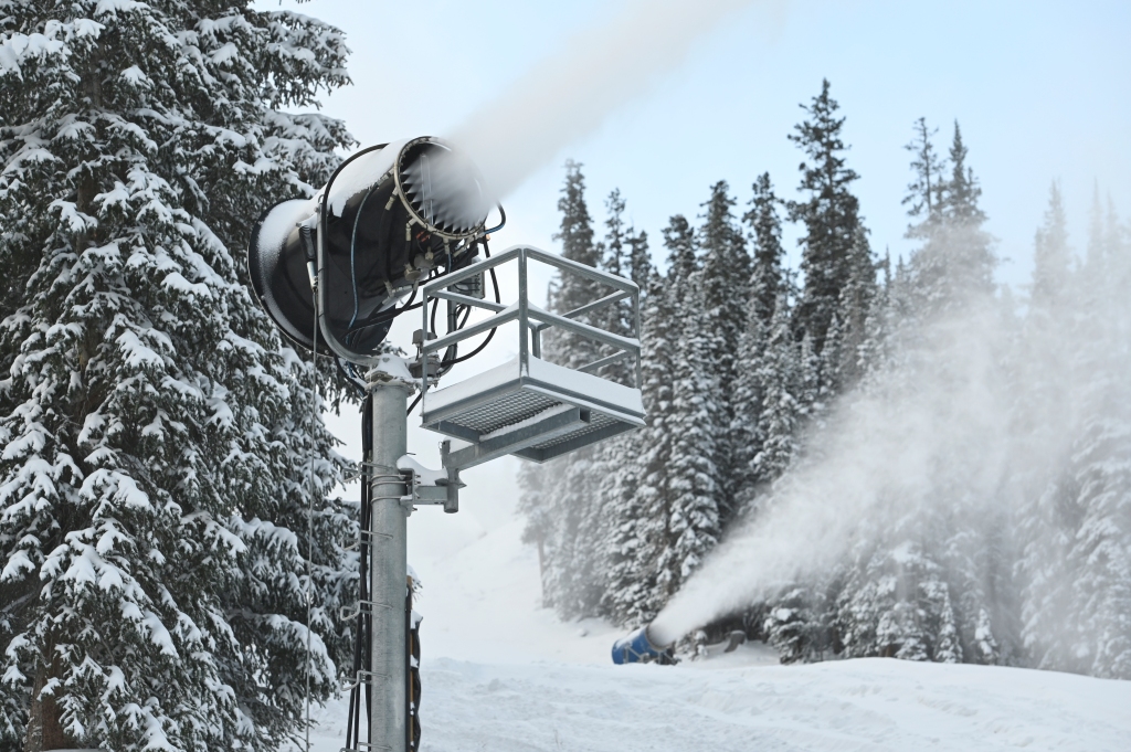 Thousands of open jobs at Colorado resorts remain unfilled
as ski season nears 1