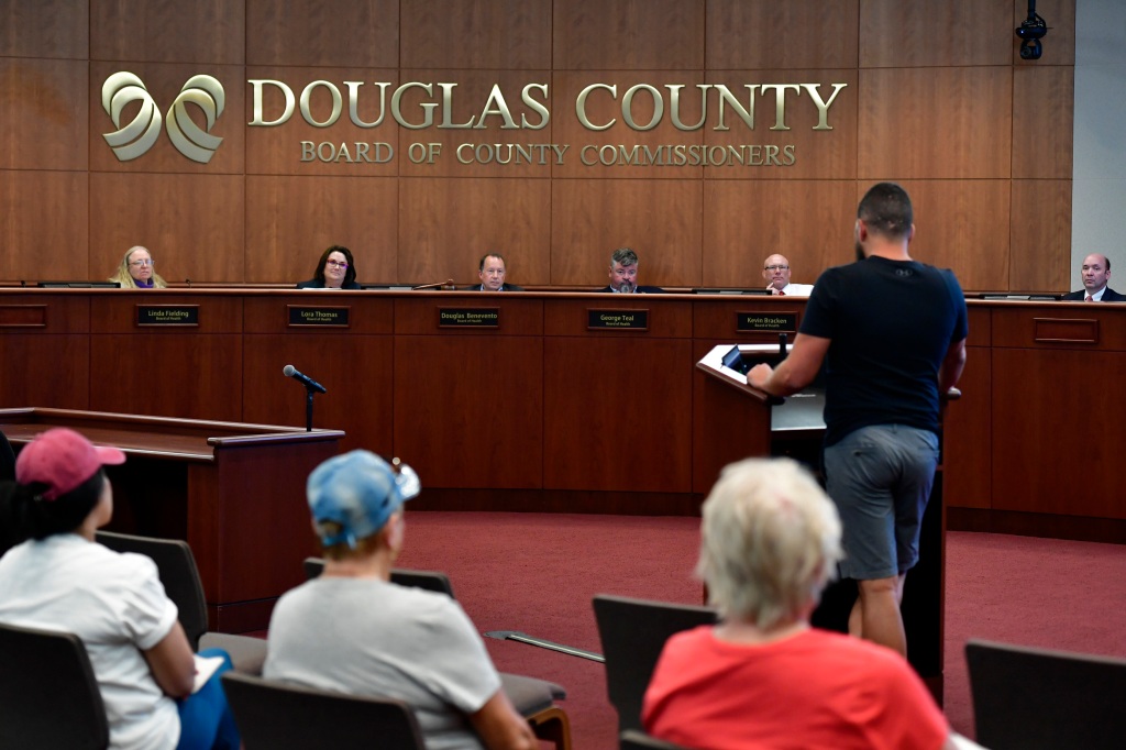 Douglas County health officials give students, teachers
option to take off masks in school 1