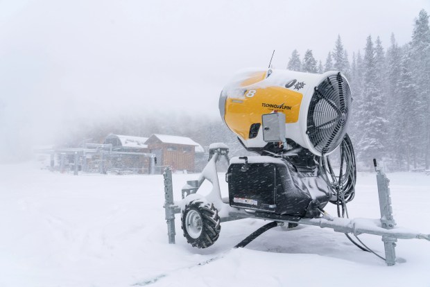 Three Front Range ski areas poised to begin snowmaking in
hopes of October openings 1