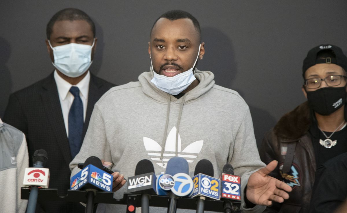 Family of man killed by Chicago police wants officer
fired 1
