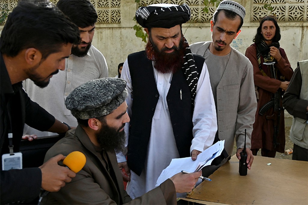 Hundreds of Afghans desperate to leave country descend on
Kabul passport office 1