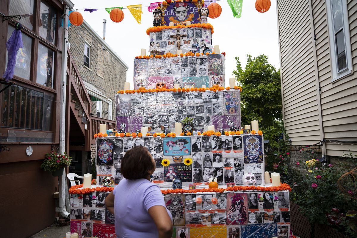 Day of the Dead ofrendas pay tribute to hundreds lost to
COVID-19 1