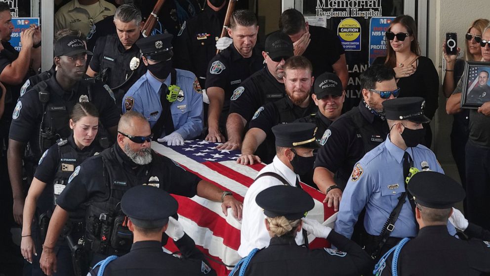 Teen held in officer's death says he wanted to kill
himself 1