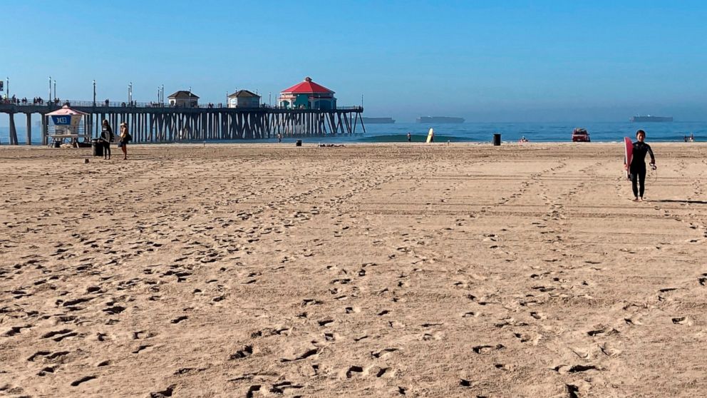 California's 'Surf City USA' beach reopens after oil
spill 1