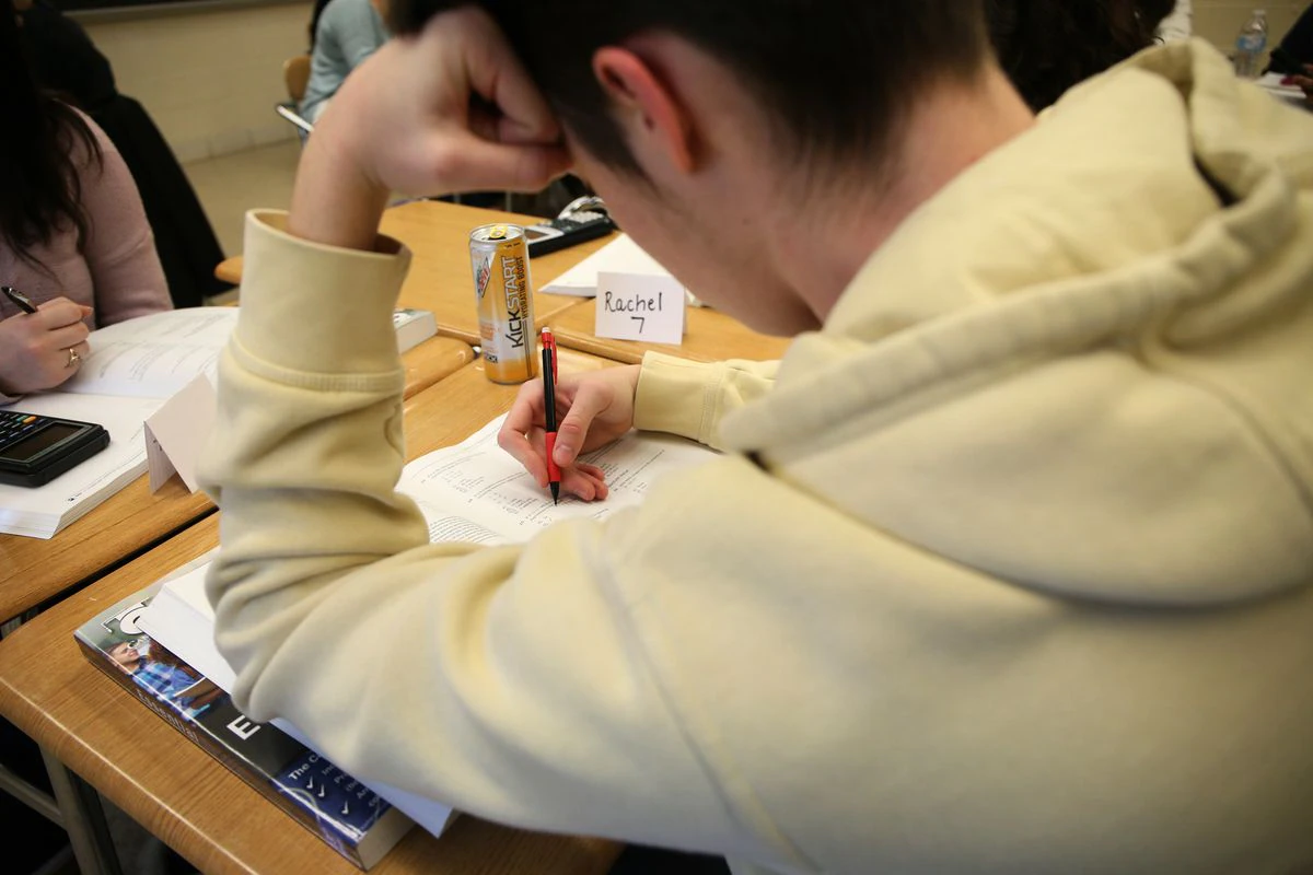Illinois school report card for 2021 reflects declining test
scores, climbing student absences during COVID-19 pandemic 1 Illinois school report card for 2021 reflects declining test
scores, climbing student absences during COVID-19 pandemic 1