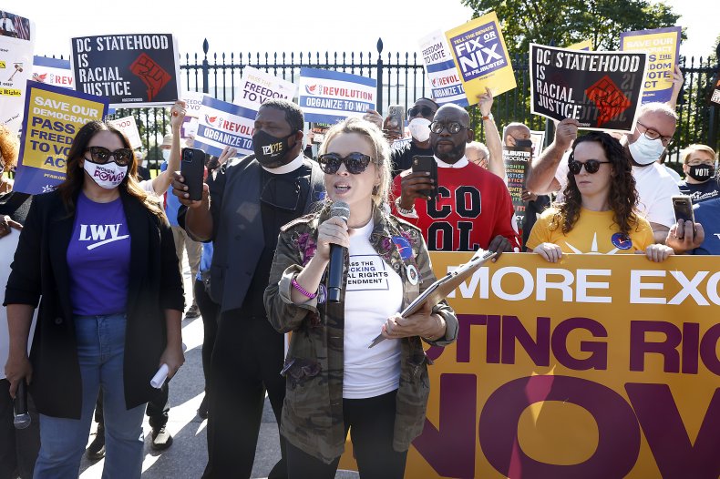 Alyssa Milano Says She Was Arrested Outside White House at
Voting Rights Protest 1