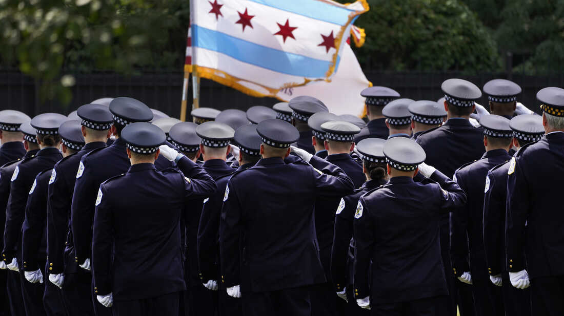 Police officers and unions put up a fight against vaccine
mandates for public workers 1