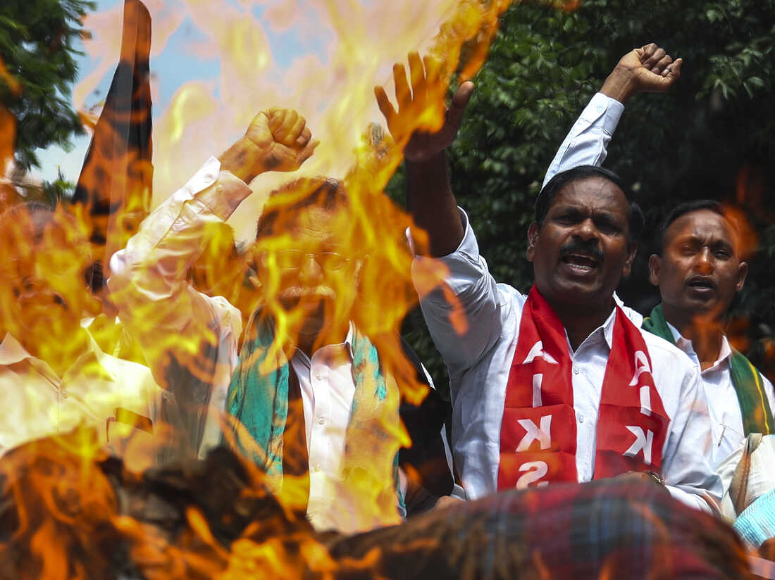 A farmer protest in India turns deadly, leaving 9 dead and a
town on edge 1