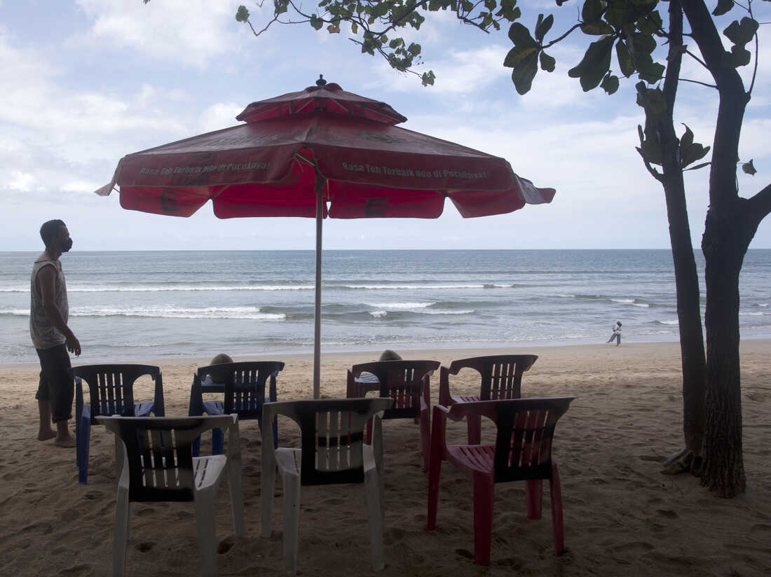 Bali reopens to foreign travelers as COVID-19 surge
subsides 1