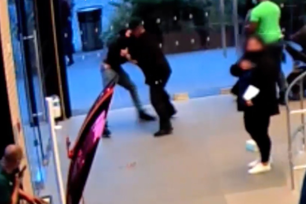 Video shows man attacking NYC Apple Store guard, worker amid
mask dispute 1