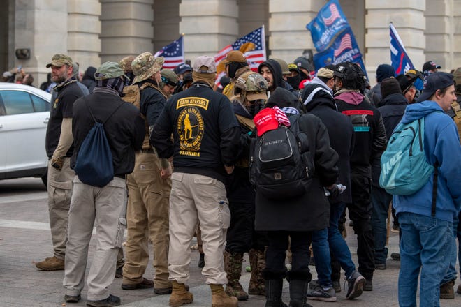 Hack exposes law enforcement officers who signed up to join
anti-government Oath Keepers 1