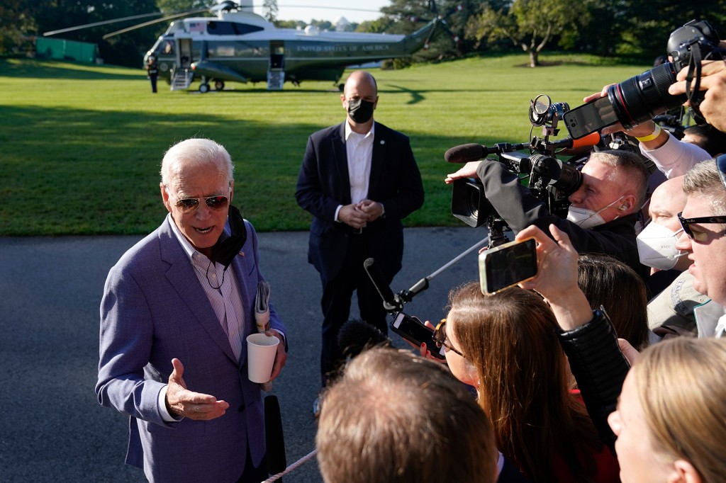 Biden pleads for more vaccinations as US COVID-19 death toll
passes 700K 1