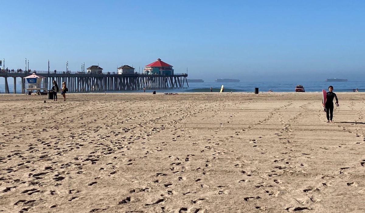 California's 'Surf City USA' Huntington Beach reopens after
oil spill 1