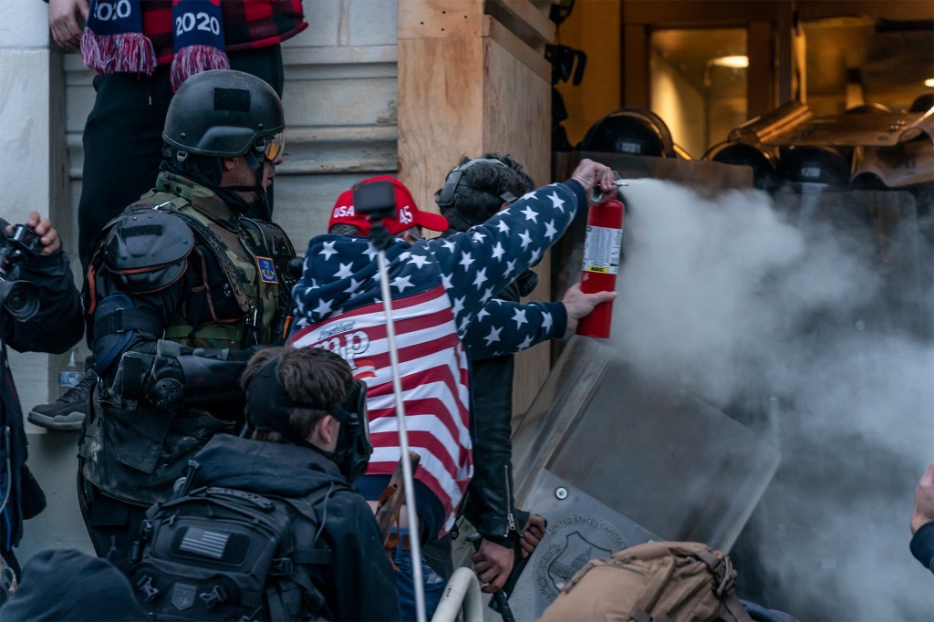 Florida man admits to throwing fire extinguisher at cops
during Capitol riot 1
