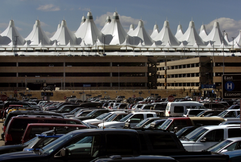 DIA temporarily reopens Pikes Peak shuttle lot ahead of busy
weekend 1