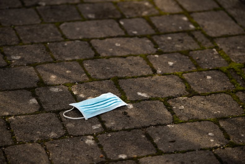 Anti-Masker Punched to the Floor by Restaurant Customer in
Video Viewed Over 2M Times 1