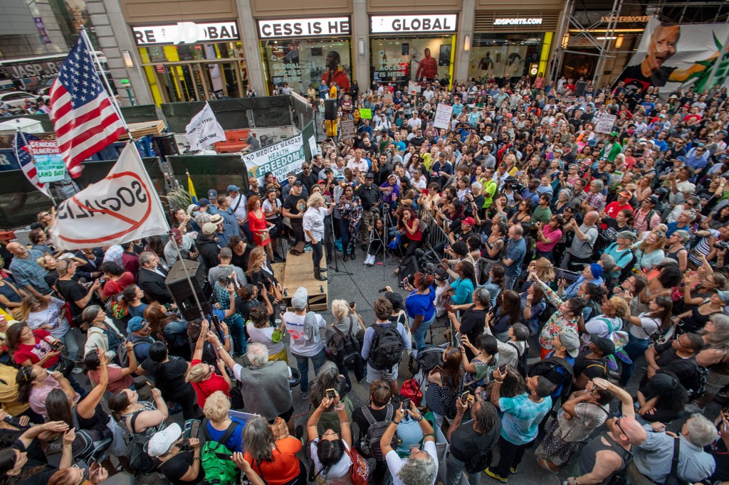 Hundreds demand ‘freedom’ from COVID-19 vaccine at Times
Square rally 1