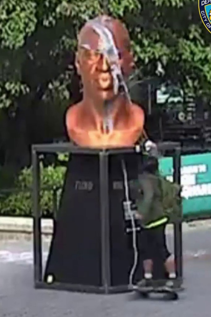 Man accused of vandalizing George Floyd statue revealed as
‘Parks and Rec’ actor 1