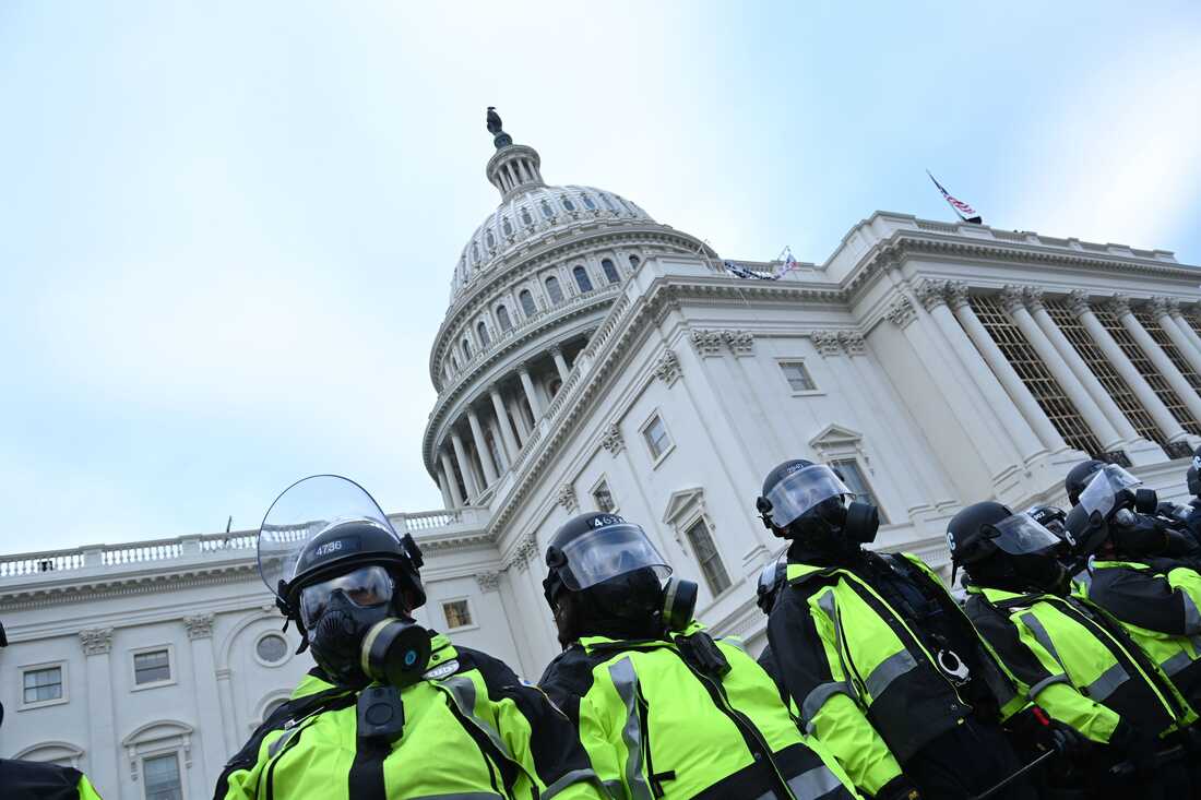 A Capitol Police officer is accused of telling a Jan. 6
suspect to hide evidence 1