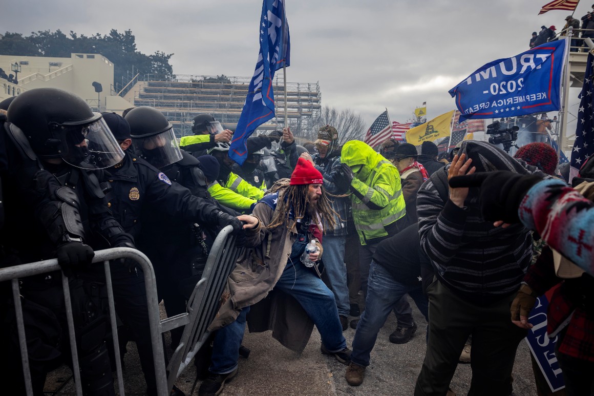 Capitol Police officer, facing charges for aiding Jan. 6
rioter, resigns from the force 1