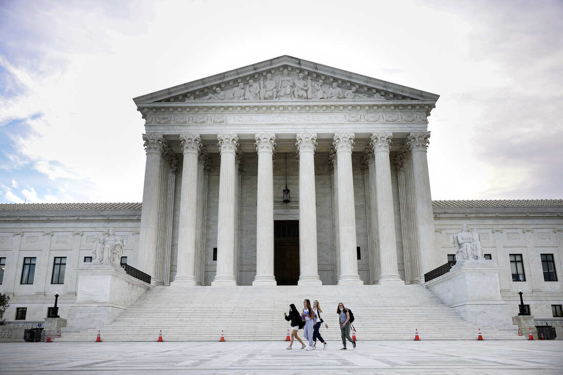 The U.S. Supreme Court rules in favor of officers accused of
excessive force 1