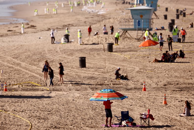 California's Huntington Beach to Reopen 8 Days After Oil
Spill Reported Off Shore 1