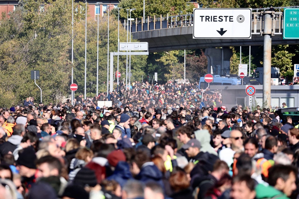 Protests erupt in Italy as COVID-19 mandates come into
effect 1