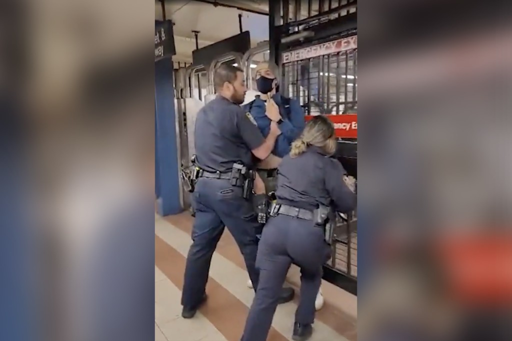 De Blasio ‘troubled’ by video of maskless cops shoving man
out of subway station 1
