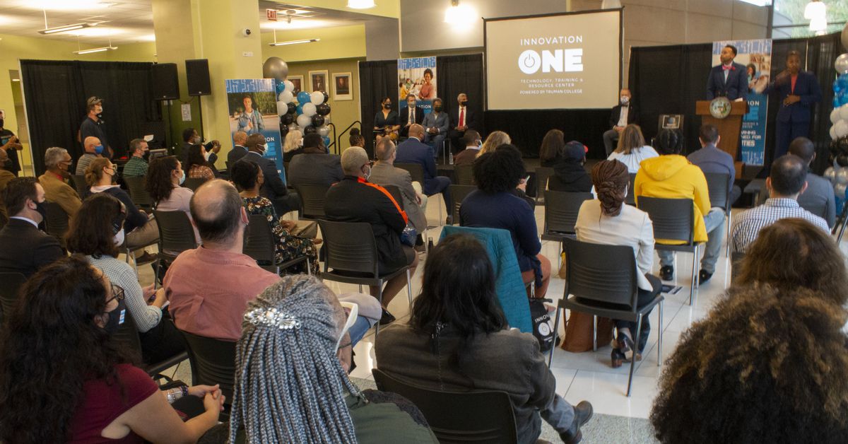 City Colleges opens a technology learning lab for
students 1