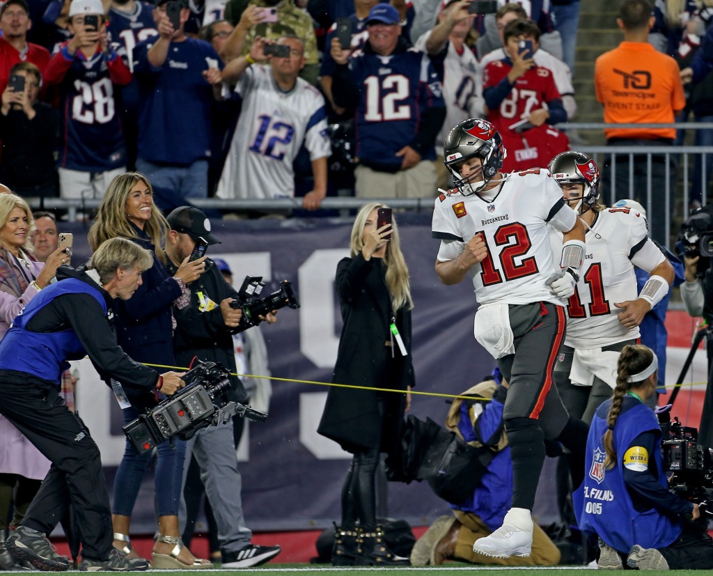 Tom Brady honored, but booed in Patriots reunion 1