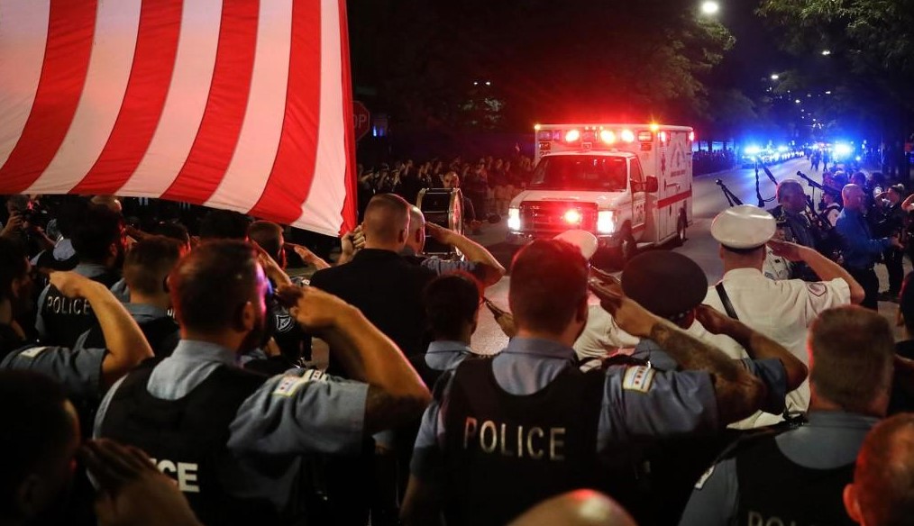 Chicago Begins Placing Police Officers On “No-Pay Leave”
Status Amid Vaccine Showdown 1