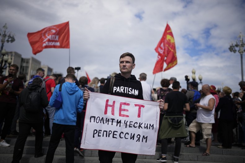 Kremlin Blames COVID Surge on Unvaccinated, Resists Lockdown
as 929 Deaths Reported 1