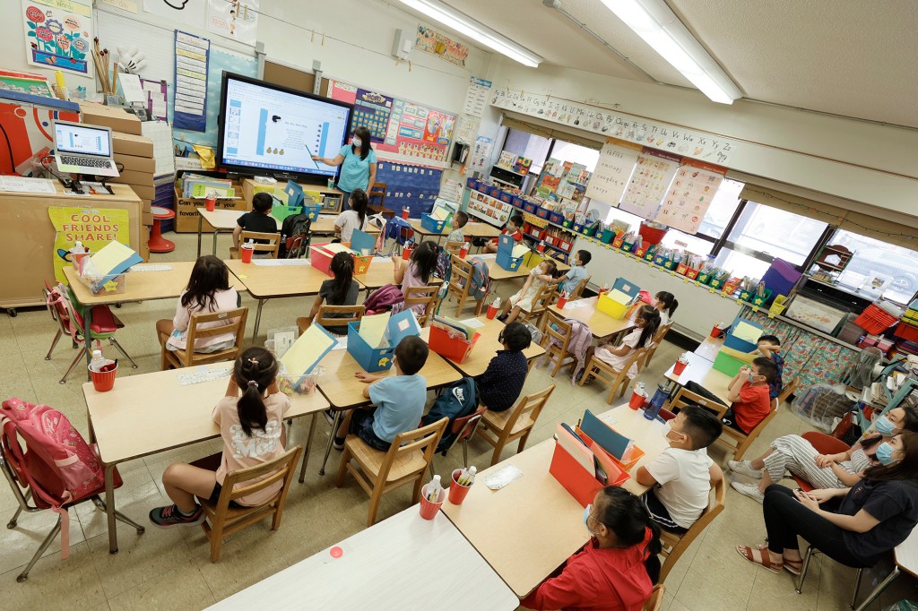 NYC schools chancellor robocalls to plead with parents over
attendance 1