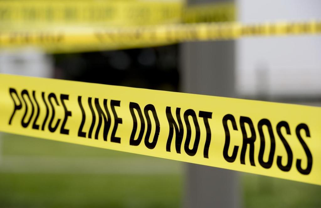 Masked suspects in Oakland rob armored vehicle guard 1
