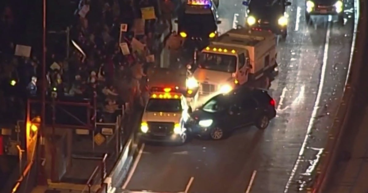 5 hurt, including 2 officers, after crash at anti-vaccine
protest in San Francisco 1