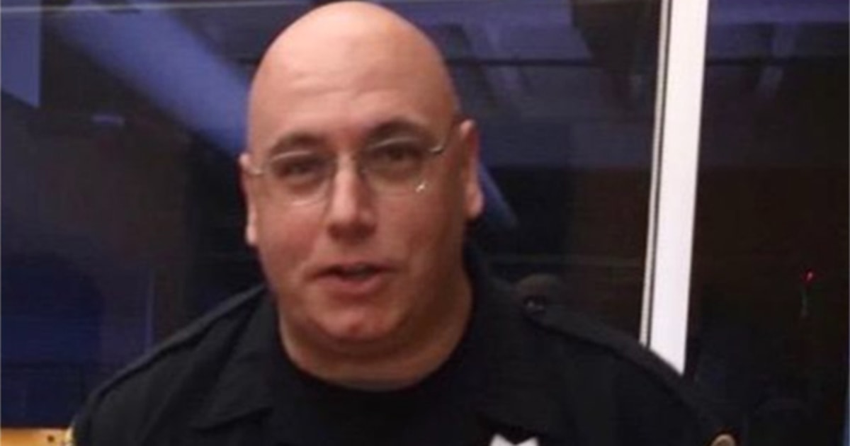 Officer was on leave for missing vaccine deadline. Then he
tested positive and died. 1