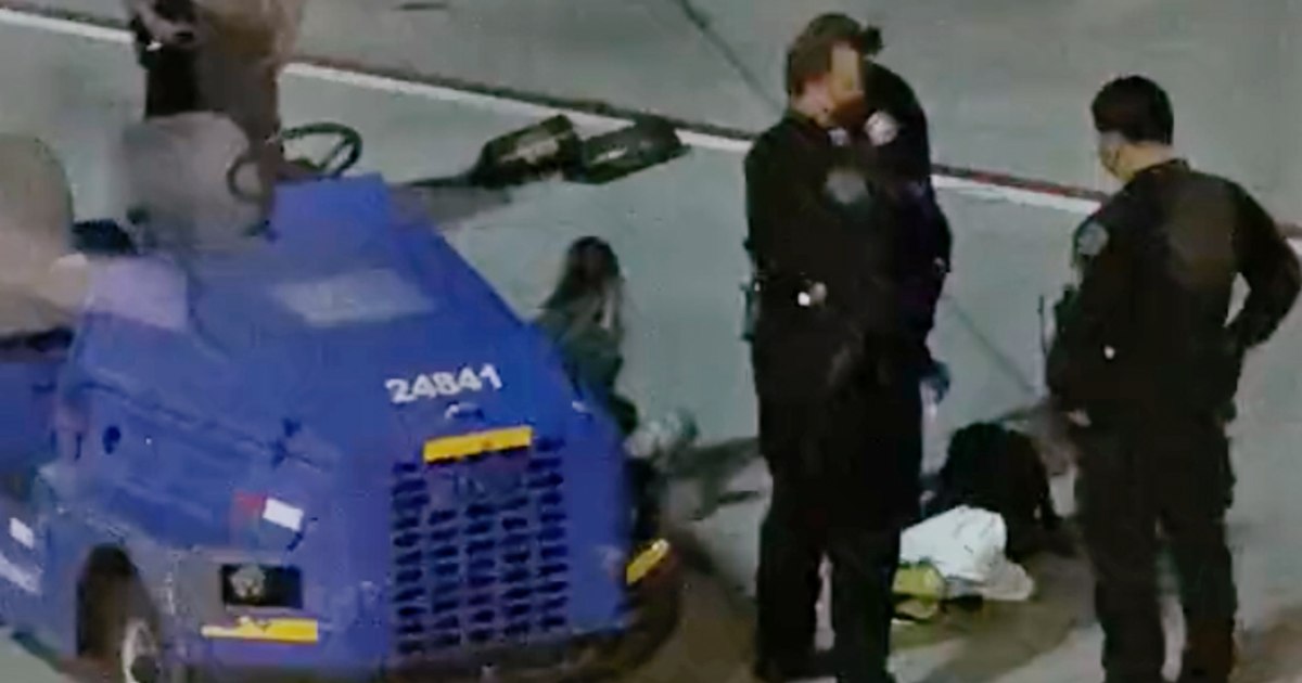 Woman runs onto LAX tarmac, tells officers 'she was trying
to flag down the aircraft,' police say 1